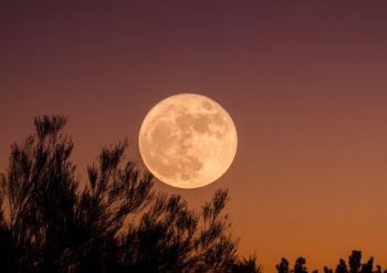 Super Luna în Balanță